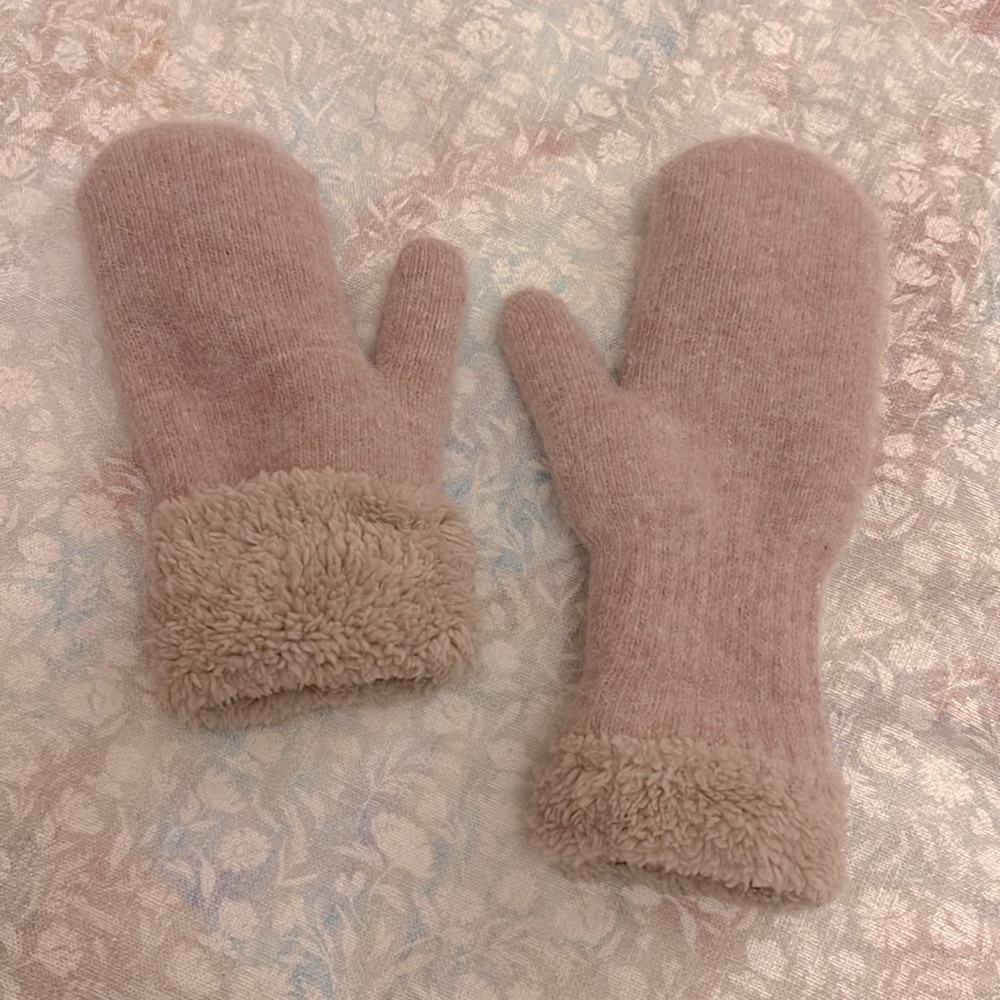 Light Pink Mittens with fold up cuff, OS, Like new
